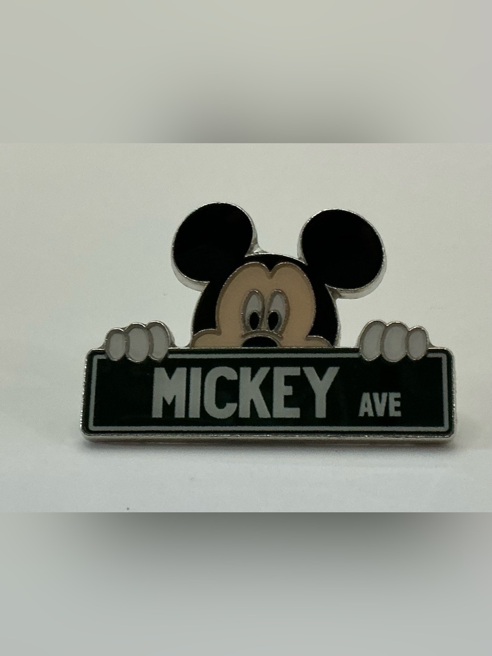 2015 DISNEY PARKS MICKEY AVE PIN FROM DISNEY STREETS SERIES